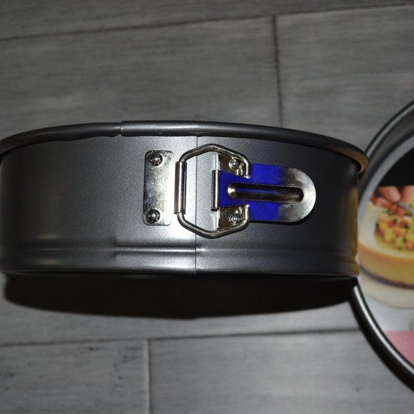 Calphalon 9” Nonstick Bakeware - Picture 2 of 3